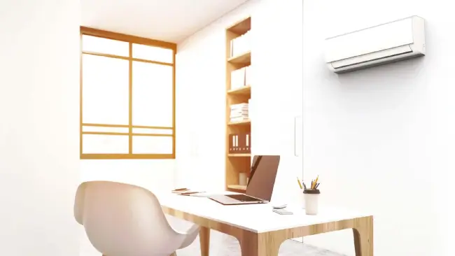 Klimatyzator ścienny KAISAI FLY w domowym biurze